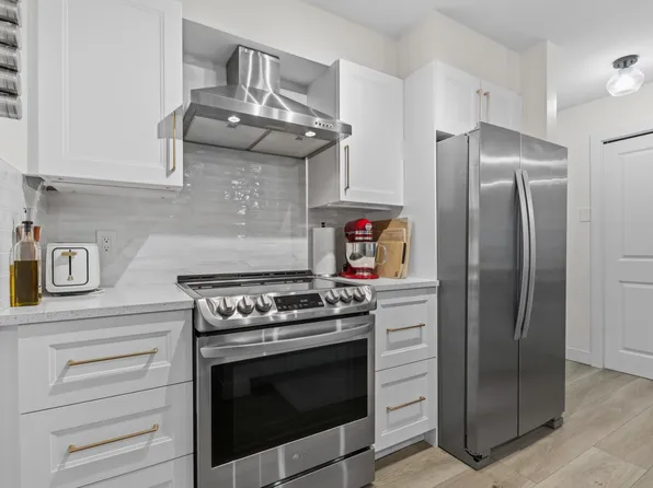 2468 Atkins Ave #311, Pt Coquitlam, BC V3C 1Y9