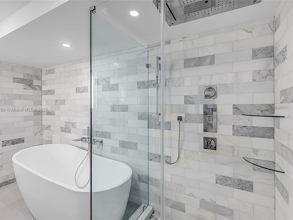 3rd image of 1800 Sunset Harbour Dr #1910