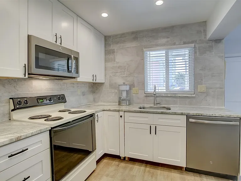 1450 N Riverside Dr #101 — Photo 2