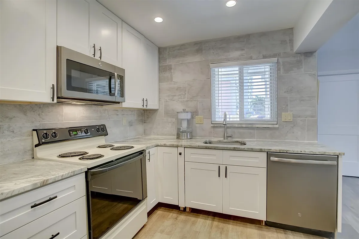 Building Photo - 1450 N Riverside Dr #101