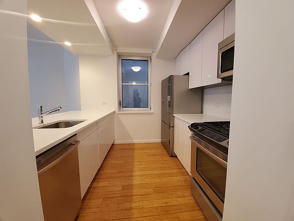 4th image of 242 W 61st St APT 1E