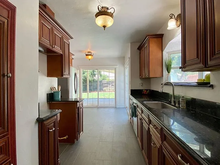 935 E Clinton Ave — Photo 16