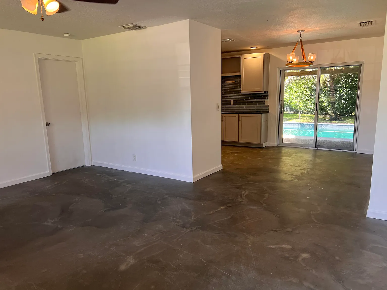3 bed, 2.0 bath, 1196 sqft, $3,850 — Photo 3