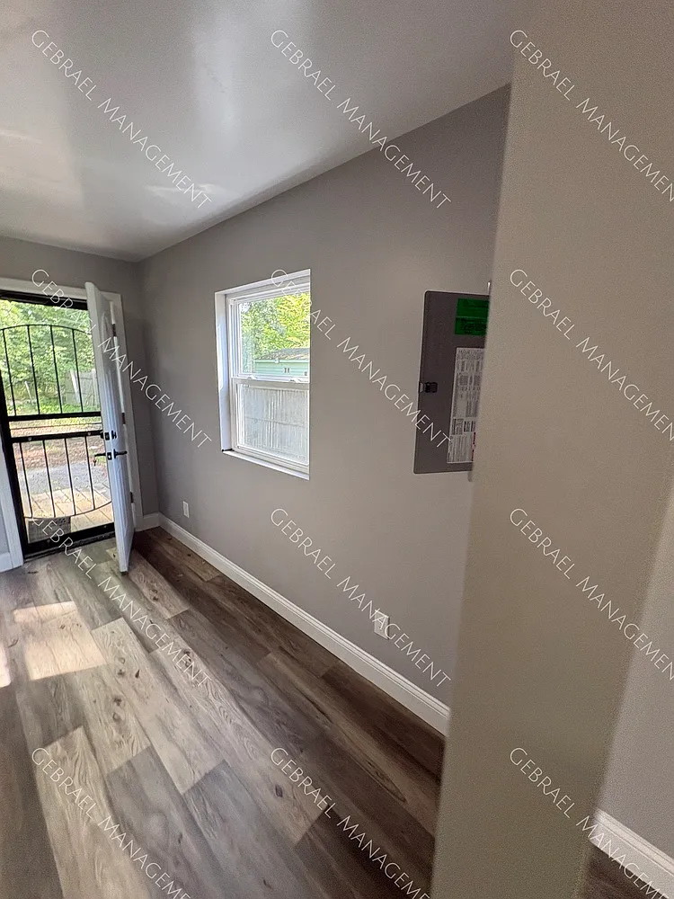 412 Gracelawn — Photo 2