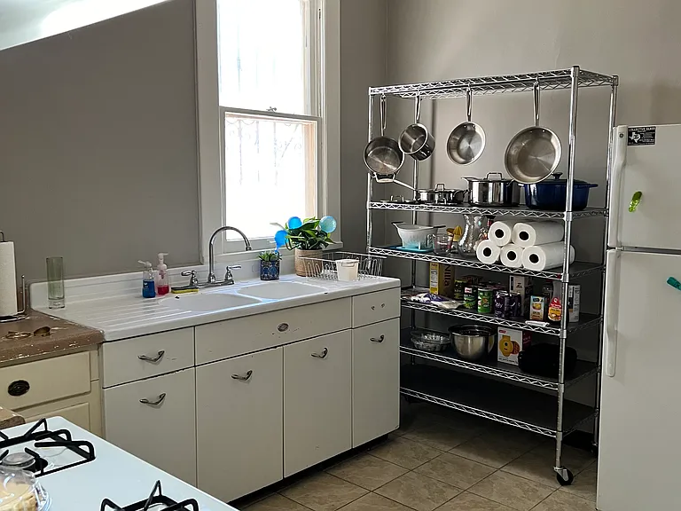 1219 N Laurel St — Photo 2