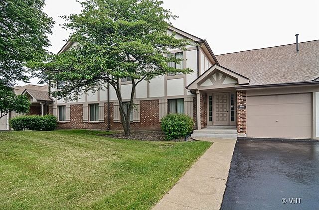 1st image of 940 Surrey Dr APT 2B