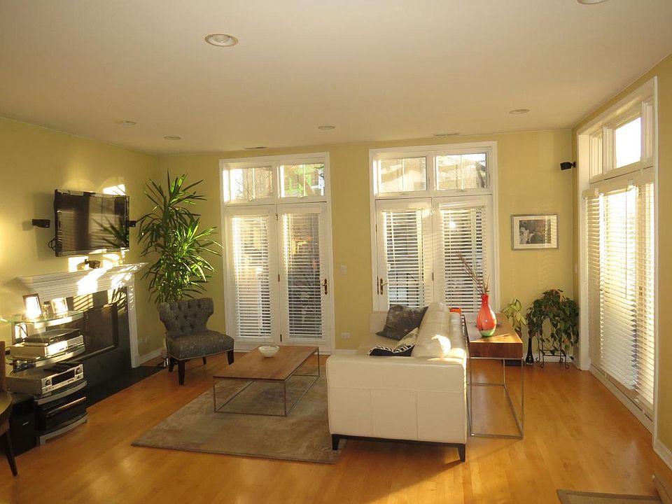 1st image of 2040 W Wabansia Ave
