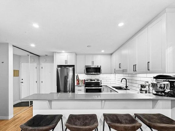 5th image of 1122 King Albert Ave #101
