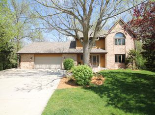 3272 S Acredale Ct, New Berlin, WI 53151