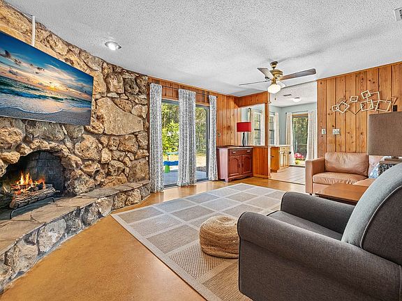 3rd image of 407 SW Ace Ln