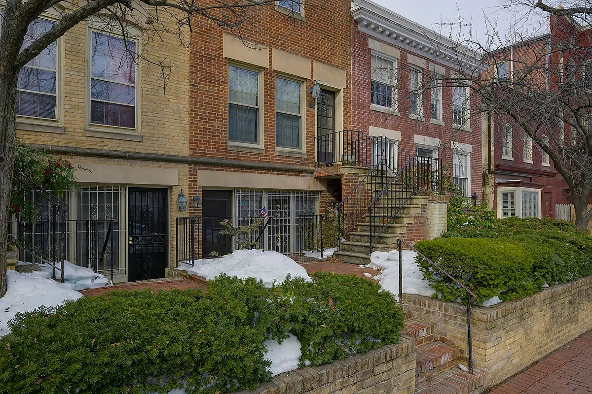 Building Photo - 226 3rd St NE #A