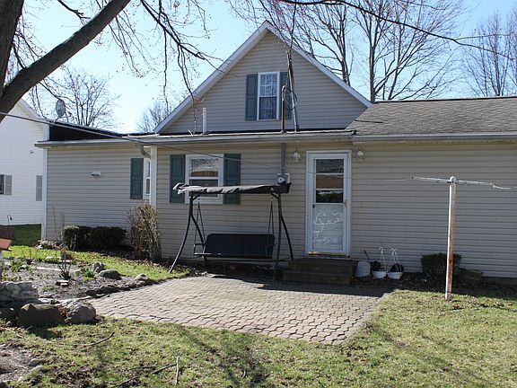 4th image of 135 E Elm St