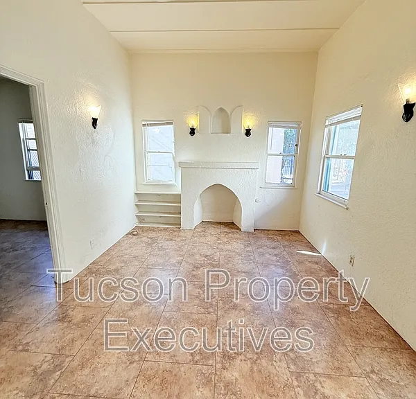 321 S Stone Ave #4 — Photo 4