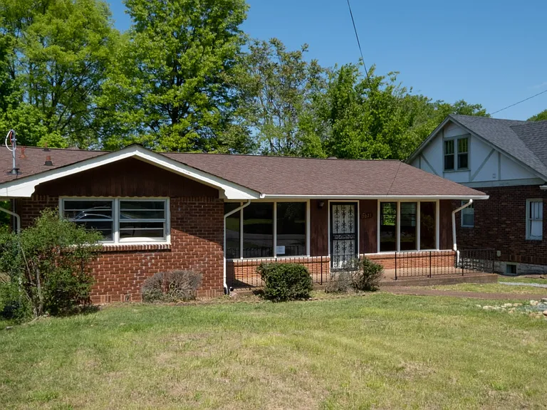 1021 Maynor Ave — Photo 2