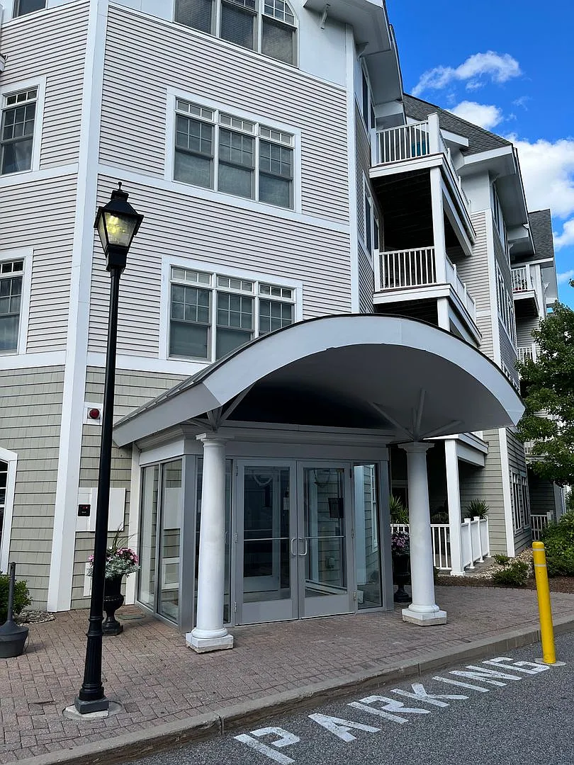 Modern 2 Br 1 Full / 2 half Bath Braintree Condominium — Photo 1