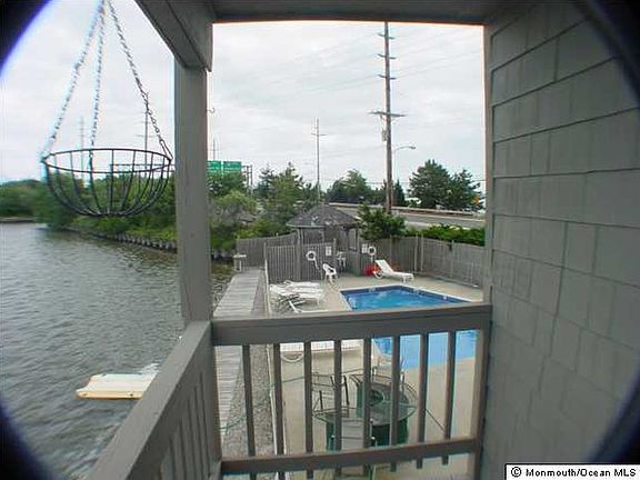 3rd image of 100 Sunset Dr N