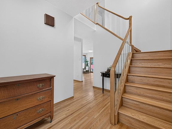 5th image of 10706 33a Ave NW