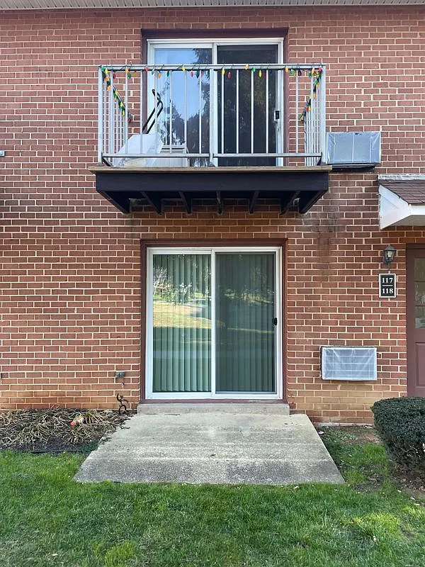 2 bed, 1.0 bath, 766 sqft, $1,300 — Photo 1