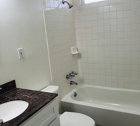 2nd image of 829 Caballo Ave