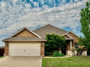 3932 Palomino Dr, Benbrook, TX 76116