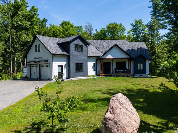 1056 Xavier St, Gravenhurst, ON P0E 1G0