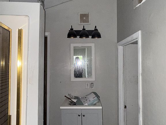 5th image of 1702 W Nettleton Ave