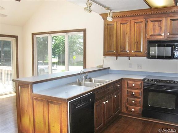3rd image of 8189 Windsor Dr