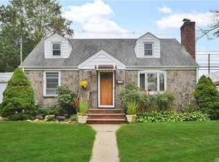 369 De Mott St, Mineola, NY 11501