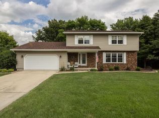 8 Dogwood Ln, Mattoon, IL 61938
