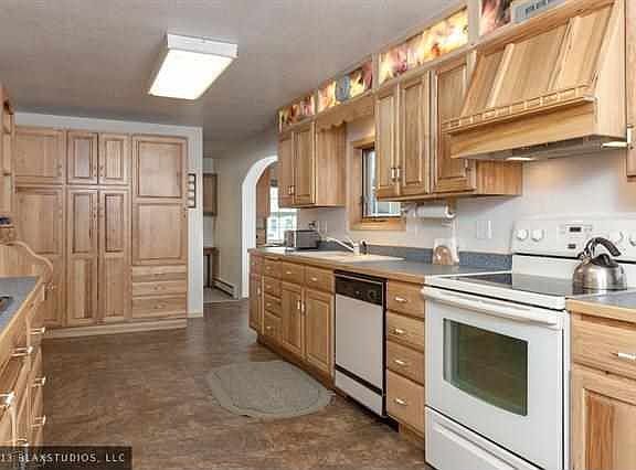 2nd image of 322 Well St