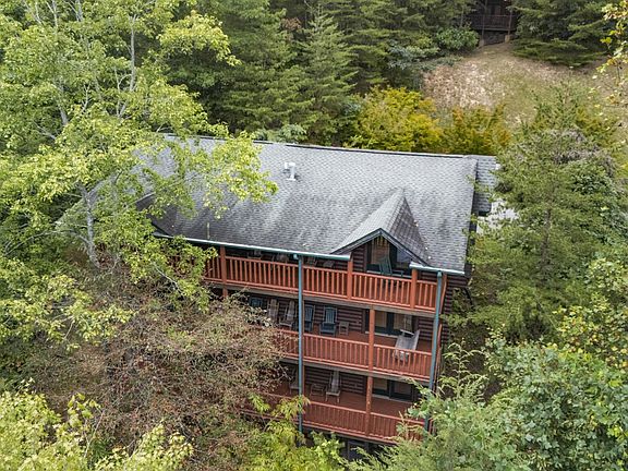 3rd image of 635 Gatlinburg Falls Way