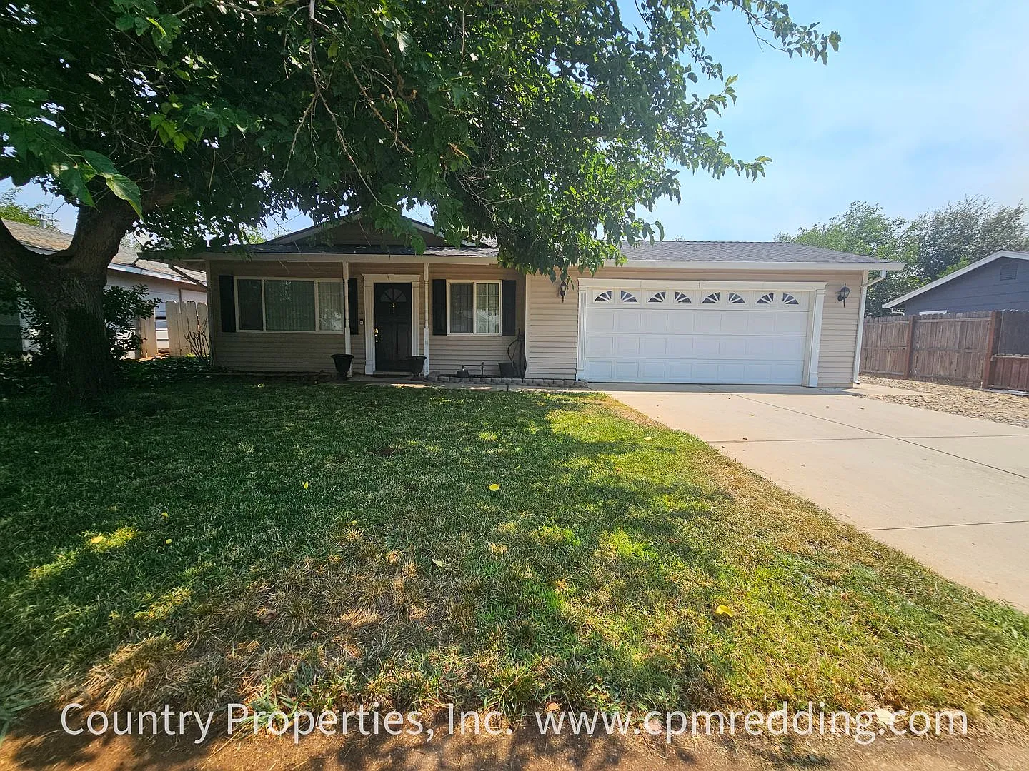 Super Cute House in East Redding With Attached Garage Available Now! — Photo 1