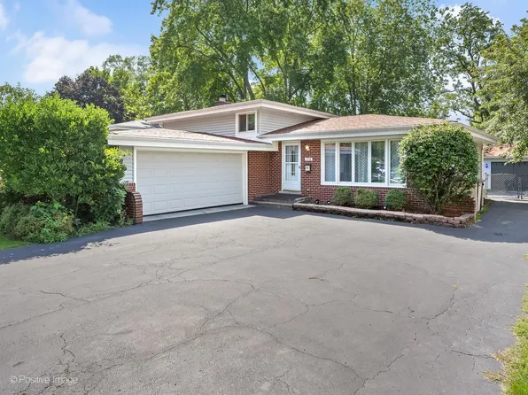 1718 Childs St, Wheaton, IL 60187