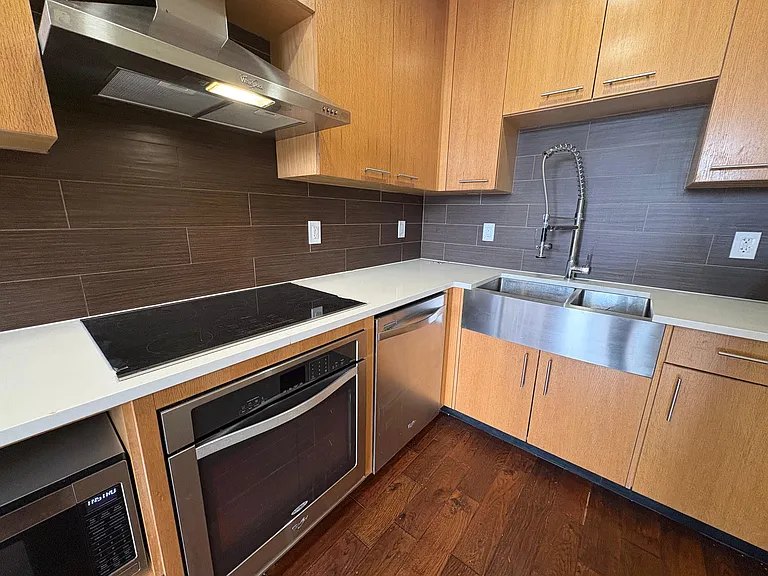 42-60 Crescent St #4F — Photo 5