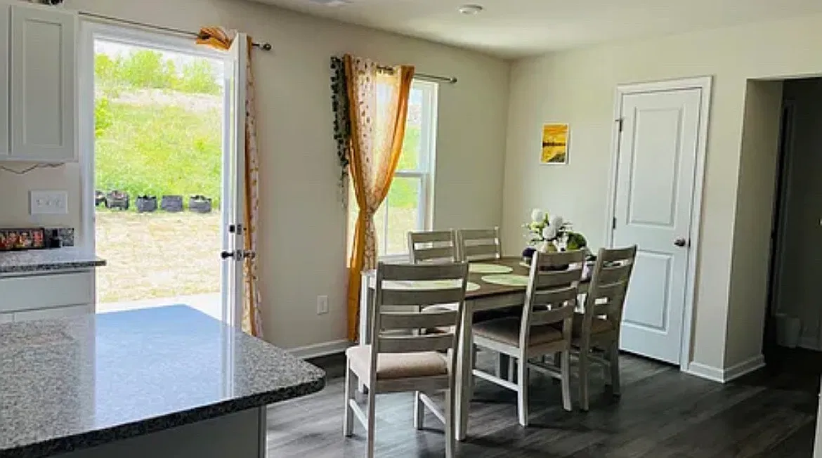 5 bed, 2.5 bath, 1960 sqft, $3,099 — Photo 4