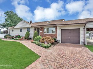 134 Matthew St, Farmingdale, NY 11735