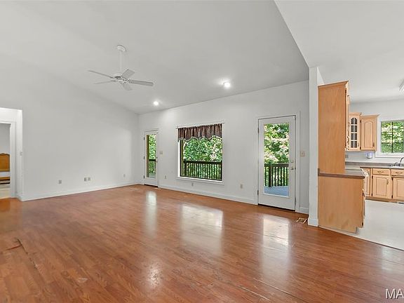 5th image of 537 Ann Dr