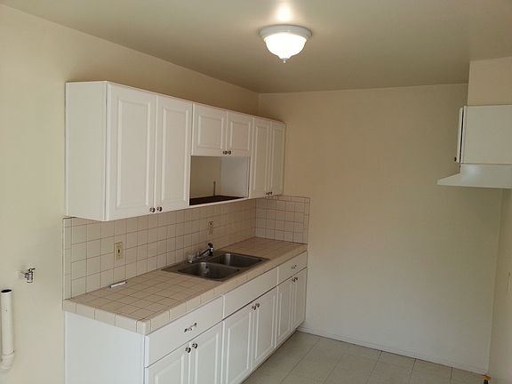 Kitchen with W/D Hook Ups & Stove Vent