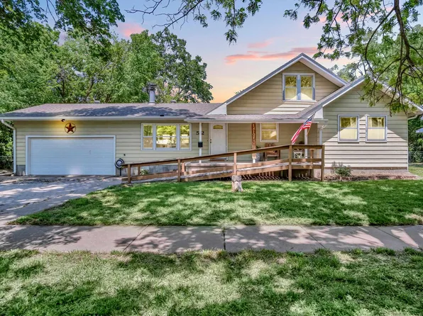 512 E 7th St, Newton, KS 67114