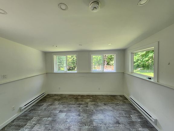 3rd image of 154 Simcoe St #Basement