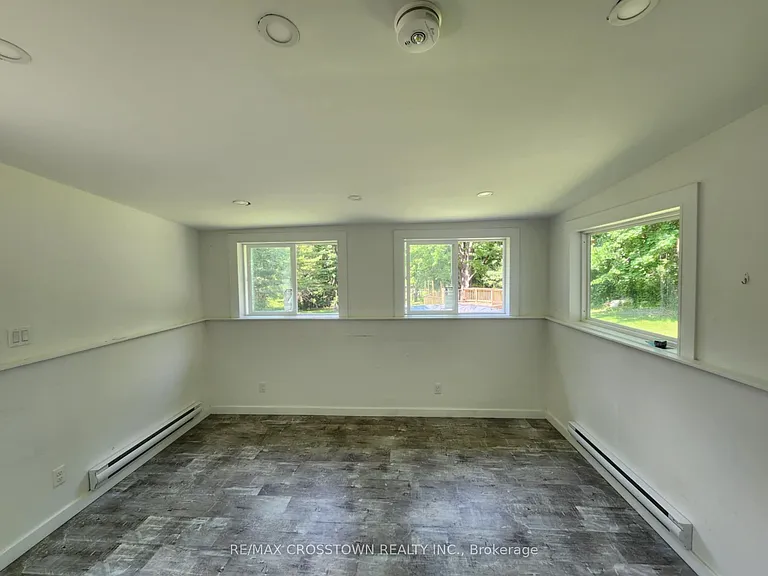 154 Simcoe St #BASEMENT — Photo 3