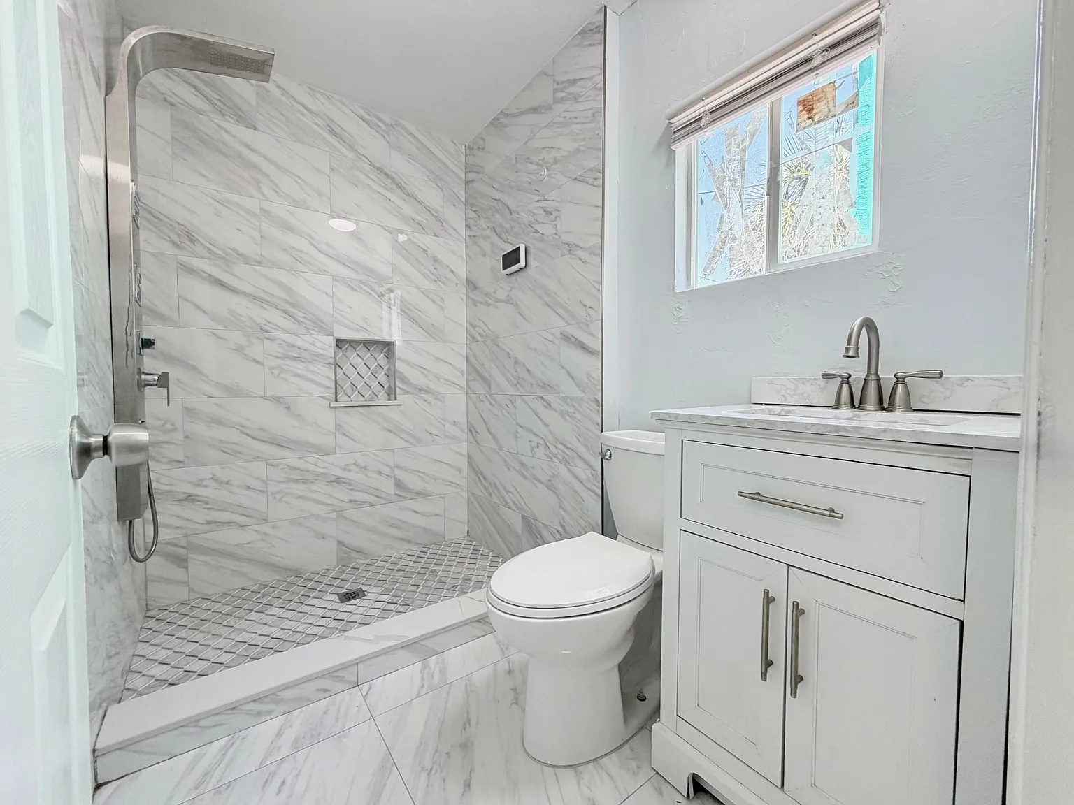 4 bed, 3.0 bath, 1440 sqft, $3,950 — Photo 4