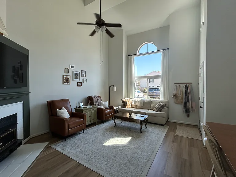 1318 Damyien Arch — Photo 5