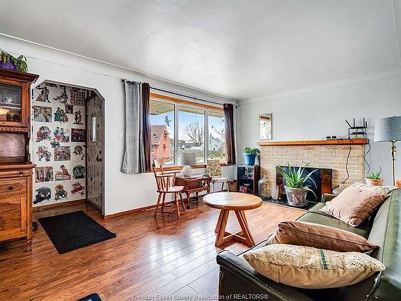 4th image of 1362 Granville Cres