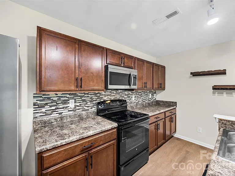 9612 Brackenview Ct — Photo 10