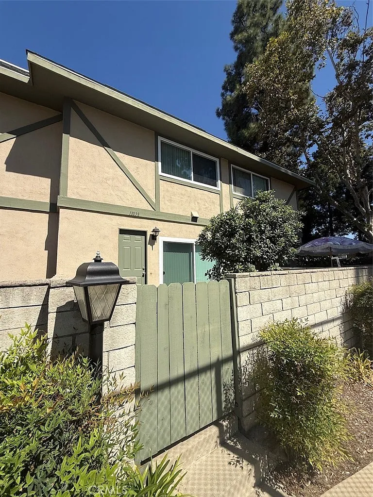 2 bed, 1.5 bath, 1045 sqft, $2,650 — Photo 1