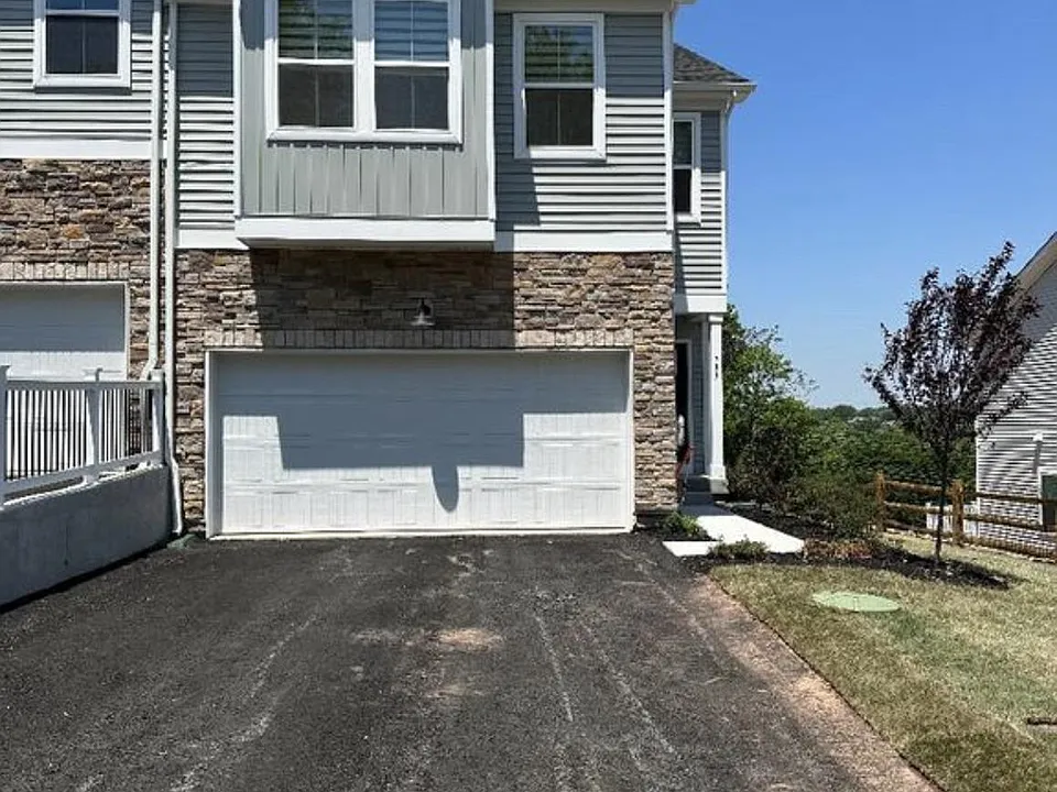 704 Peony Ln