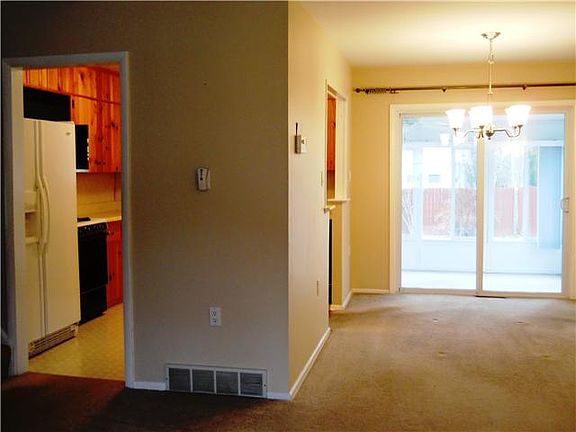 3rd image of 121 Glenrock Dr