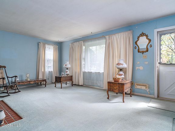 5th image of 15 Ellen Ln