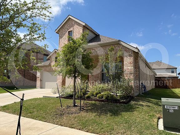 3rd image of 923 Hawthorn Ln